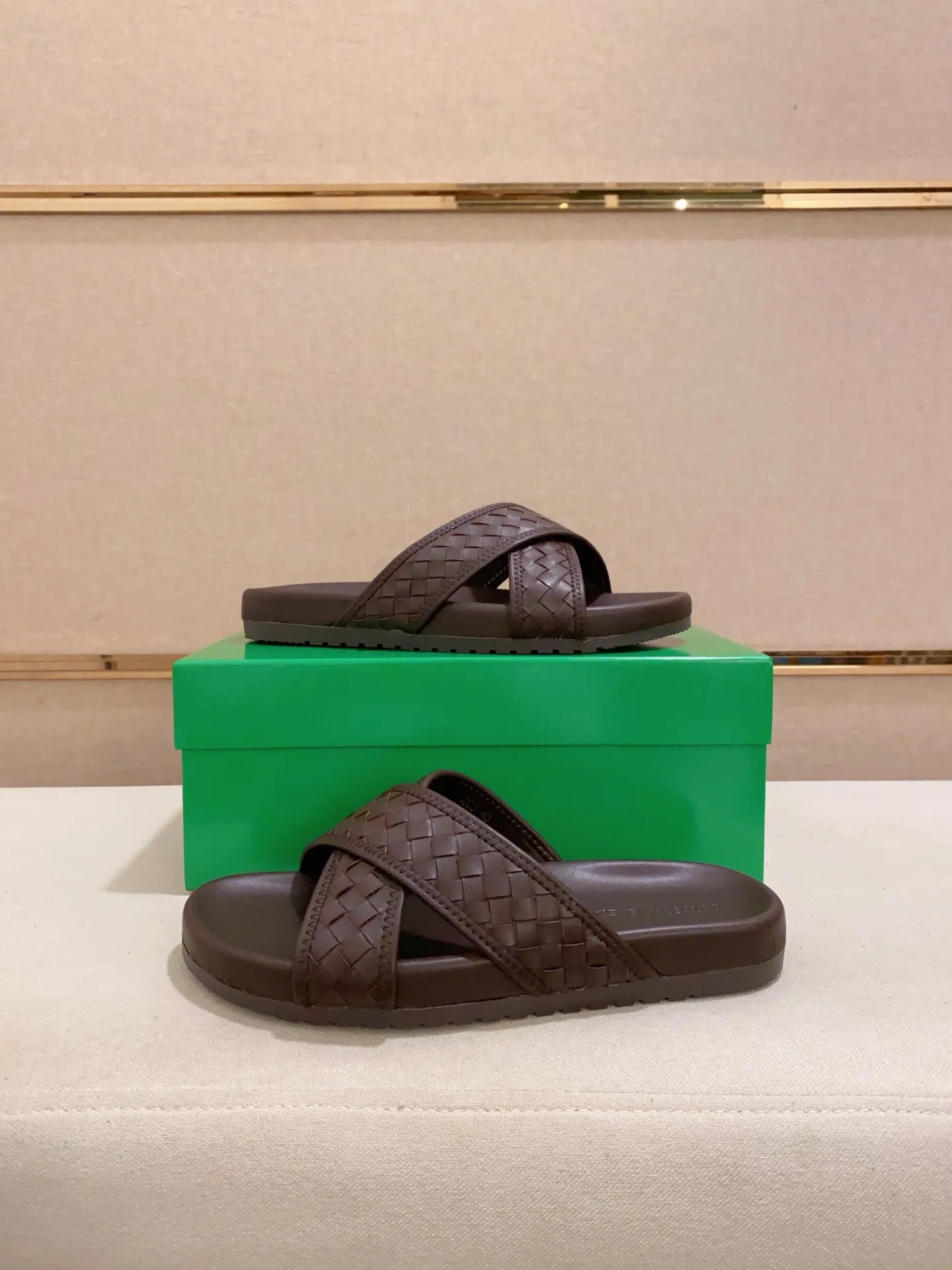 Men's shoes 💰: 320💰[BV~Bottega Veneta] Trendy new slippers are on the market. Same style as the official website. Counter quality [strong][strong][strong] Selected cow patent leather weaving. High-end atmosphere. Very cost-effective. Original wear-resistant rubber outsole. Fine workmanship. The upper layer of materials is used. The quality is visible. Shoe size 38-45.
